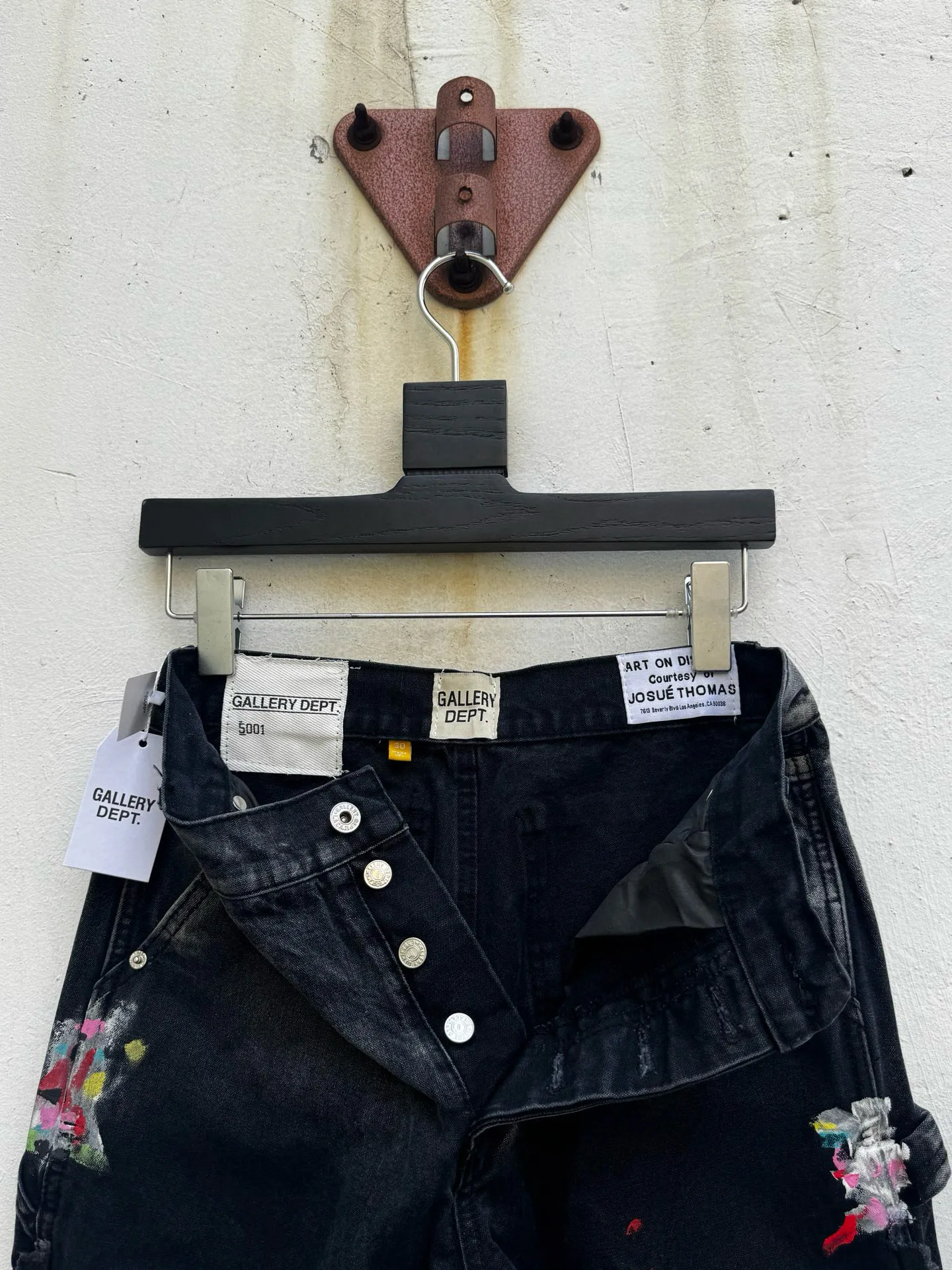 P250💰G95 GALLERY DEPT. Spliced ​​patches, ink-splashed denim bell-bottoms, washed distressed spliced ​​jeans, denim washing factory. During the process, the owner of the washing factory helped introduce a boss who once worked at the Levi OEM factory and then started his own business. This also paved the way for the following styles. Therefore, Levi's remodeled single product for the base plate is really familiar. Whether it is the fabrics supplied or the lathes used in production, there is nothing to choose from. -Color: Black -Size: S-XXL (corresponding to 28-36)